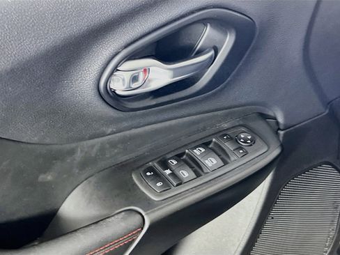 Used 2022 Jeep Cherokee Trailhawk AWD/4WD image 17