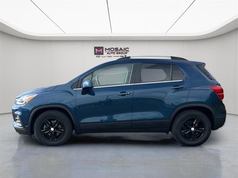 Used 2020 Chevrolet Trax LT w/ LT Convenience Package image 4