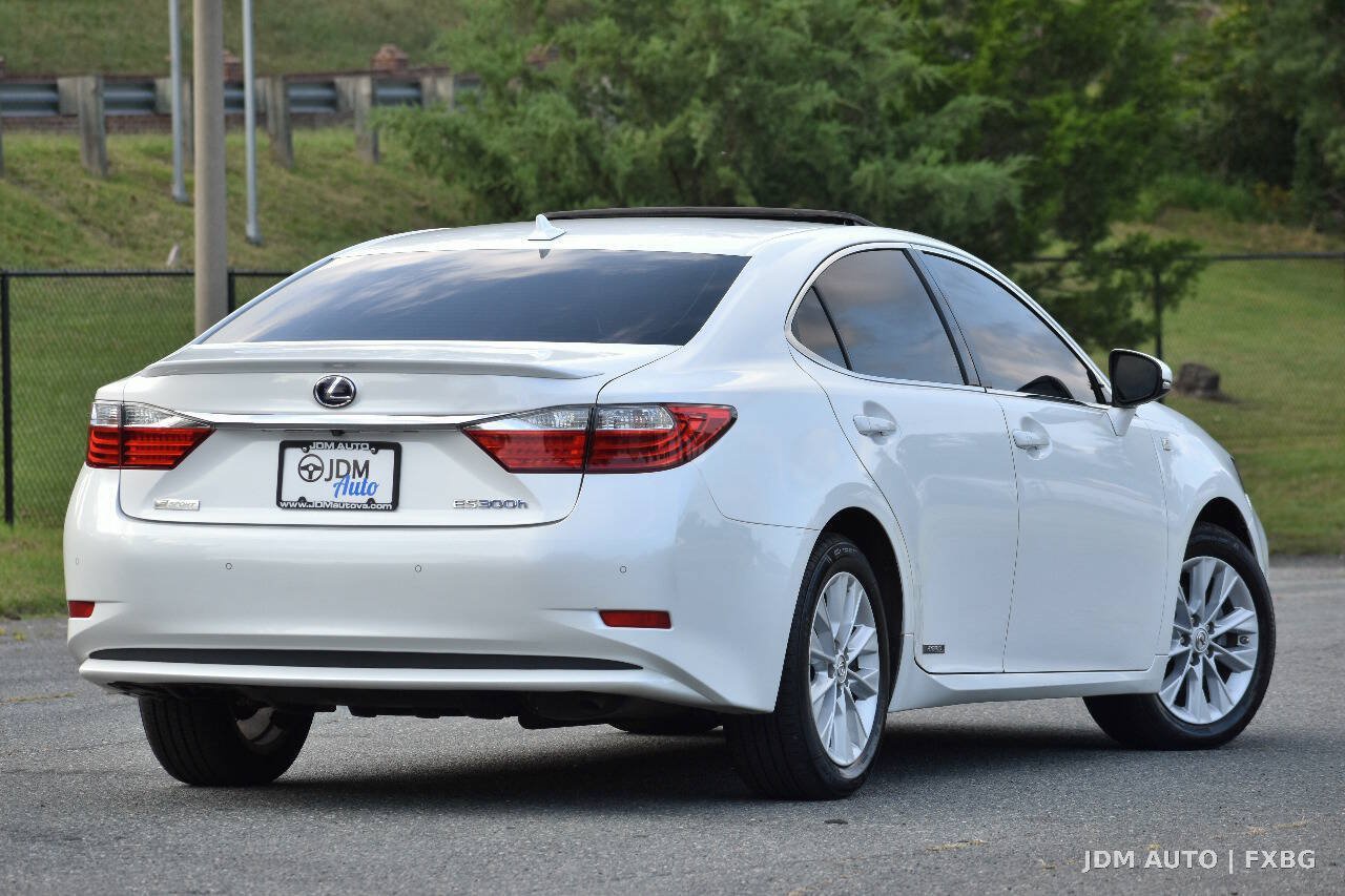Used 2014 Lexus ES 300h w/ Premium Package w/Bamboo Trim FWD image 5