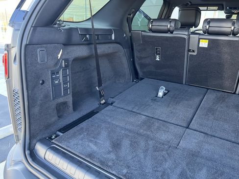 Used 2025 Land Rover Discovery S image 39