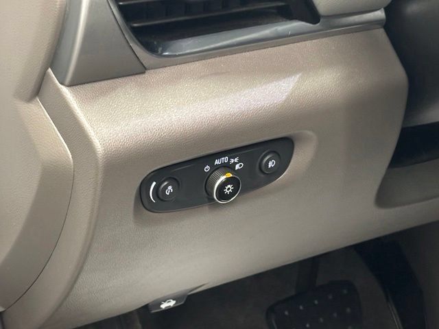 Used 2019 Chevrolet Traverse LT FWD image 21