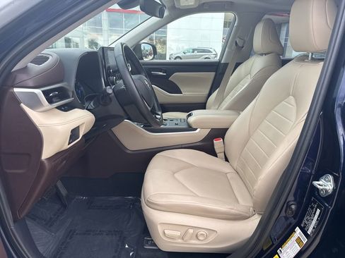 Certified 2020 Toyota Highlander XLE AWD/4WD image 2