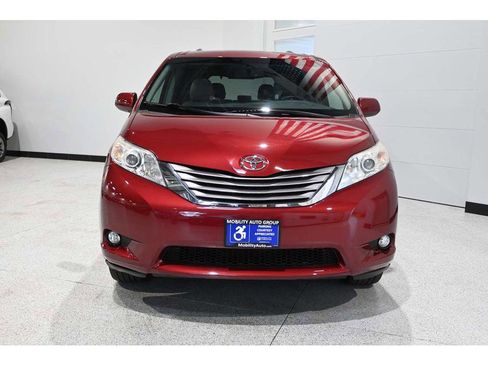 Used 2015 Toyota Sienna XLE Premium FWD image 4