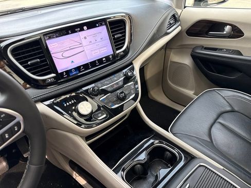 Used 2023 Chrysler Pacifica Limited FWD image 17