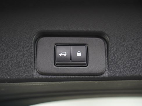 Used 2024 Nissan Rogue SV w/ SV Premium Package image 17