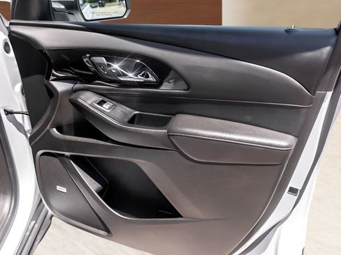 Used 2023 Chevrolet Traverse RS FWD image 29