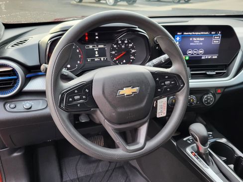 Used 2025 Chevrolet Trax LS w/ LS Convenience Package image 21