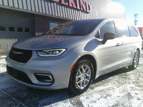 Used 2024 Chrysler Pacifica Touring-L image 10