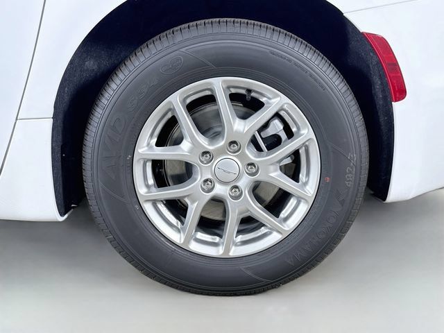 New 2027 Chrysler Pacifica Select FWD image 31