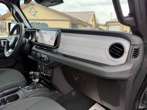 Used 2025 Jeep Wrangler Unlimited Sahara image 23