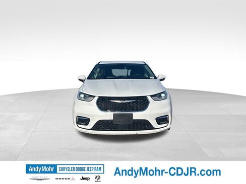 Used 2023 Chrysler Pacifica Touring-L FWD image 2