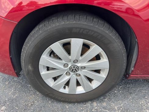 Used 2012 Volkswagen Routan SEL FWD image 7