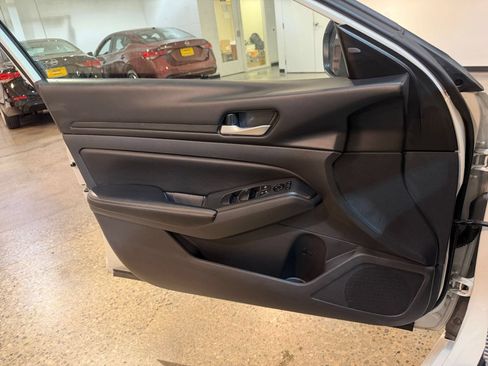 Used 2025 Nissan Altima 2.5 SV FWD image 18