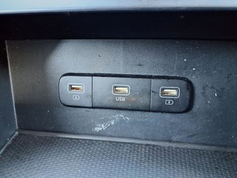 Used 2022 Kia Carnival LX image 6