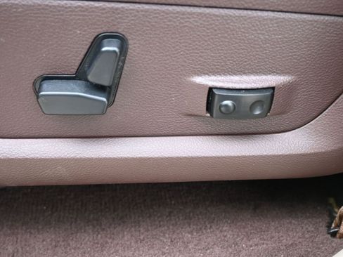 Used 2018 RAM 2500 SLT w/ Luxury Group image 28