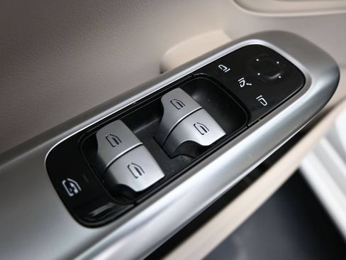 Used 2025 Mercedes-Benz C 300 Sedan image 11
