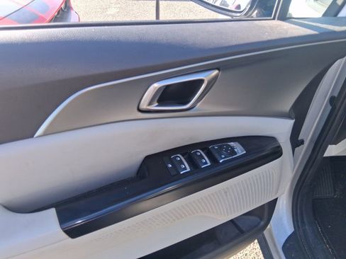 Used 2023 Kia Carnival LX FWD image 10