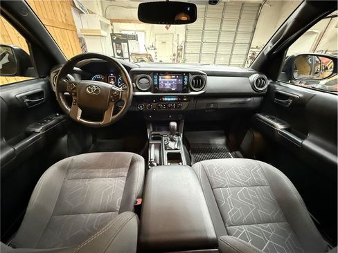 Used 2017 Toyota Tacoma TRD Off-Road AWD/4WD image 24