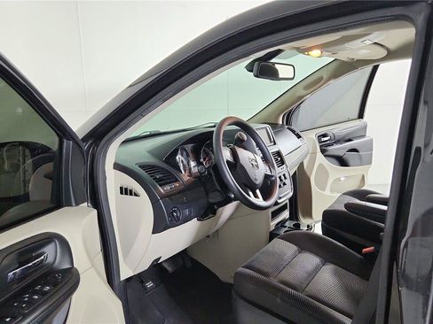 Used 2020 Dodge Grand Caravan SE FWD image 9