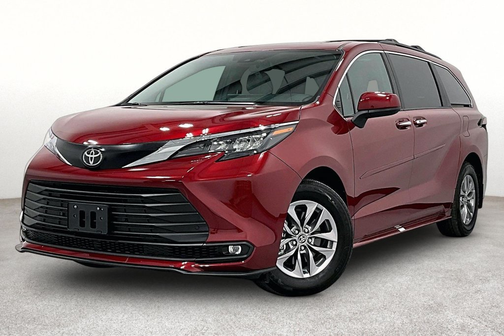 Used 2026 Toyota Sienna XLE FWD image 14