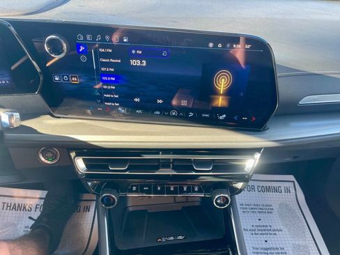 Used 2025 Chevrolet Traverse LT image 15