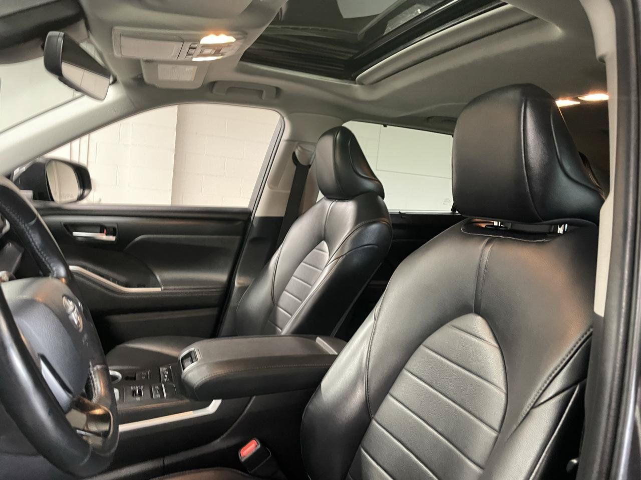 Used 2021 Toyota Highlander XLE AWD/4WD image 12