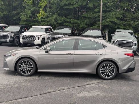 Used 2025 Toyota Camry XLE FWD image 4