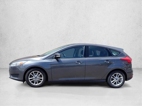 Used 2017 Ford Focus SE w/ Cold Weather Package FWD image 12