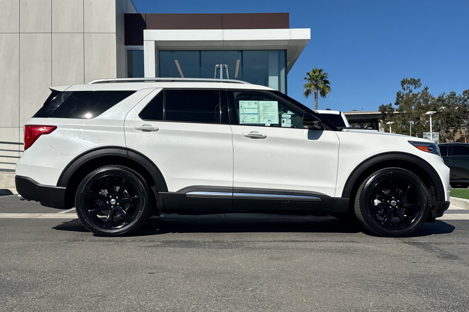 Certified 2020 Ford Explorer Platinum w/ Premium Technology Package AWD/4WD image 2