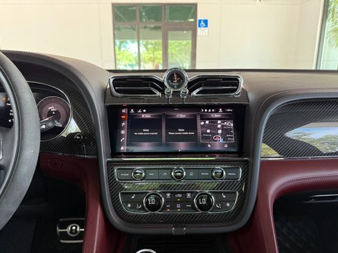 Used 2022 Bentley Bentayga AWD/4WD image 42