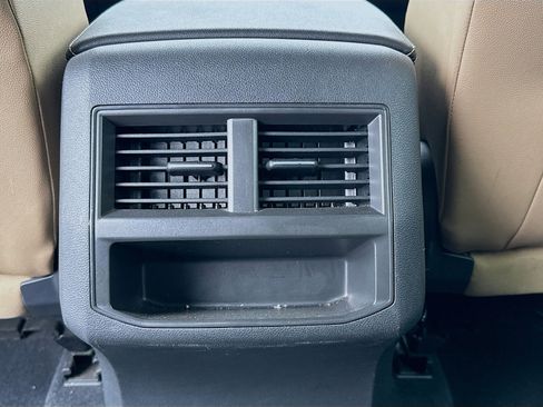 Used 2020 Volkswagen Atlas Cross Sport SE image 16