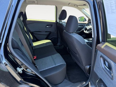 Used 2023 Nissan Rogue SV image 18