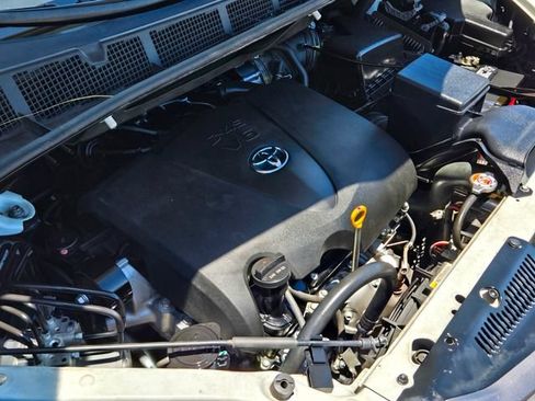 Used 2017 Toyota Sienna XLE Premium AWD/4WD image 25