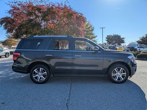 Used 2024 Ford Expedition Limited image 9