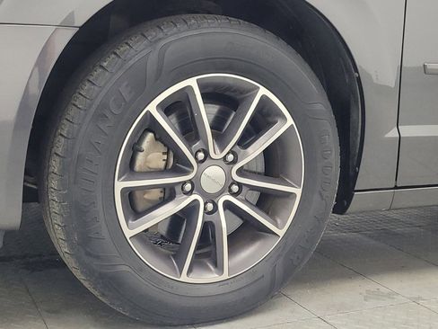 Used 2017 Dodge Grand Caravan SXT image 31