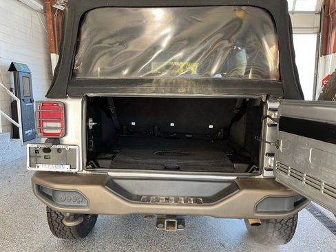 Used 2016 Jeep Wrangler Unlimited Sahara image 8