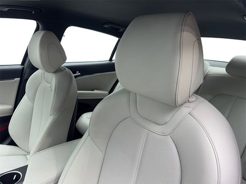 Used 2025 Genesis G70 2.5T image 27