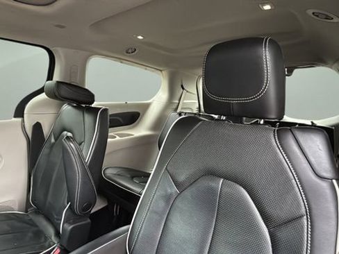 Used 2023 Chrysler Pacifica Limited image 18