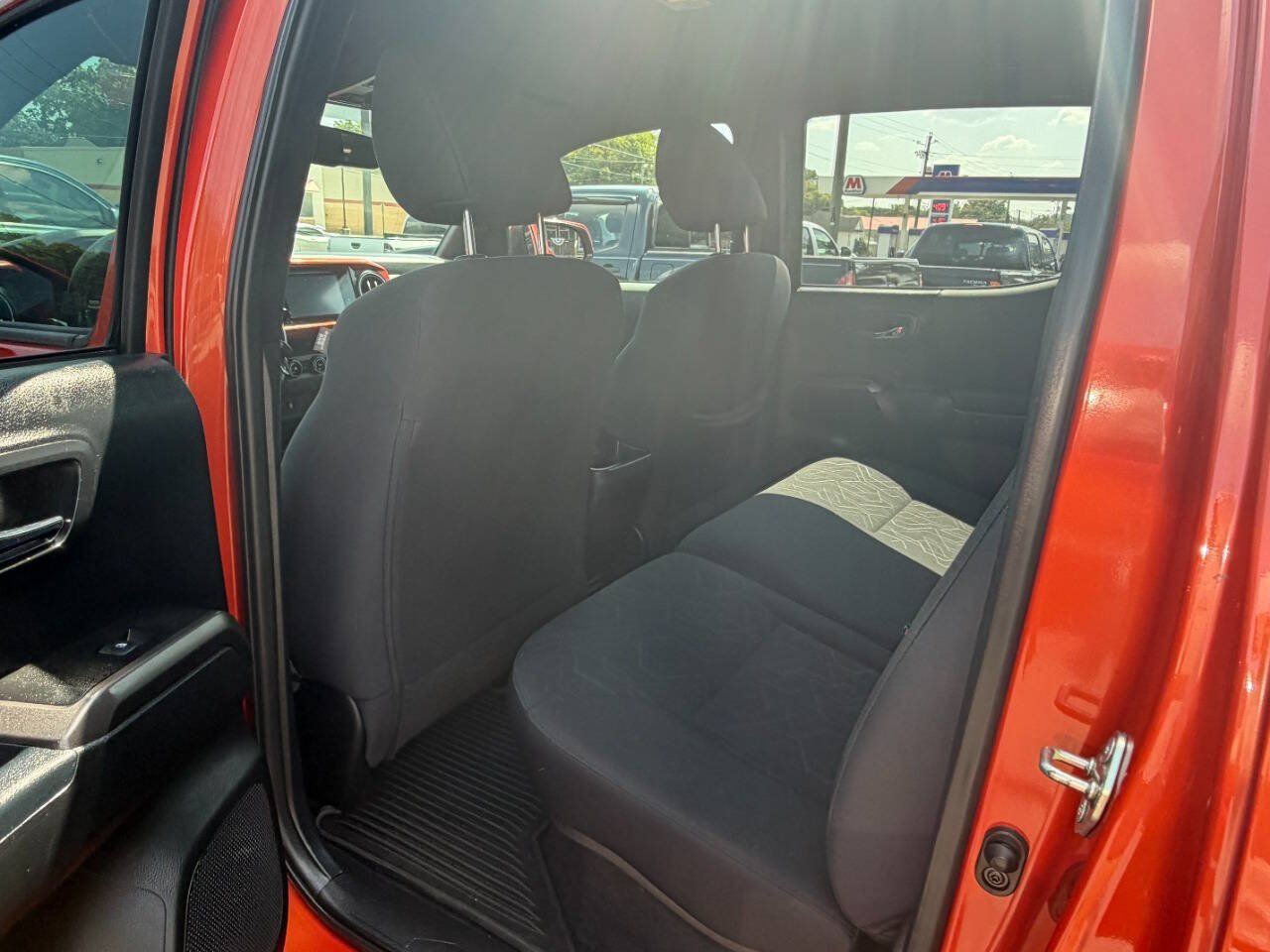 Used 2017 Toyota Tacoma TRD Off-Road w/ Tow Package (A/T) AWD/4WD image 4