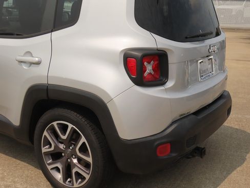 Used 2015 Jeep Renegade Latitude w/ Popular Equipment Group FWD image 15