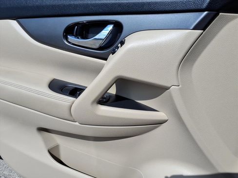 Used 2016 Nissan Rogue SV FWD image 9