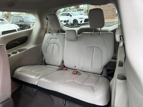 Used 2017 Chrysler Pacifica Touring FWD image 44