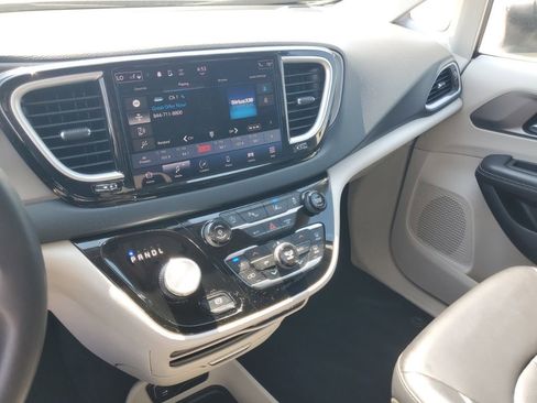 Used 2023 Chrysler Pacifica Touring-L FWD image 19