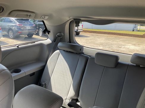 Used 2020 Toyota Sienna XLE FWD image 14