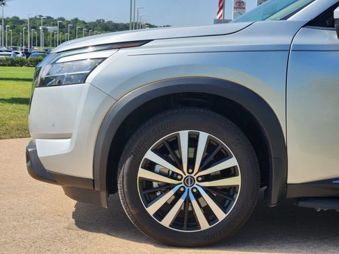 Used 2025 Nissan Pathfinder Platinum AWD/4WD image 13