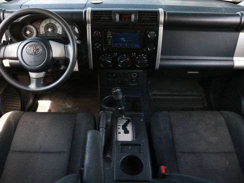 Used 2007 Toyota FJ Cruiser Sport Utility 2D image 2