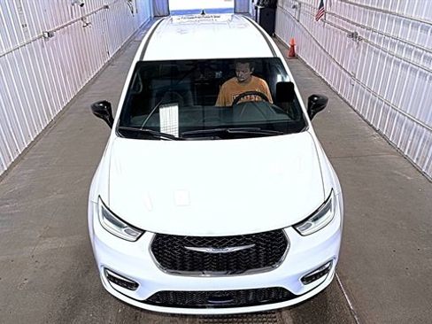 Used 2025 Chrysler Pacifica Select FWD image 4