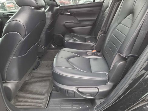 Used 2022 Toyota Highlander XLE FWD image 21