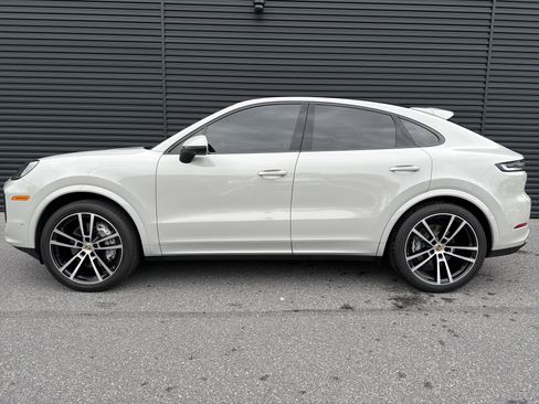 Used 2024 Porsche Cayenne Coupe AWD/4WD image 2