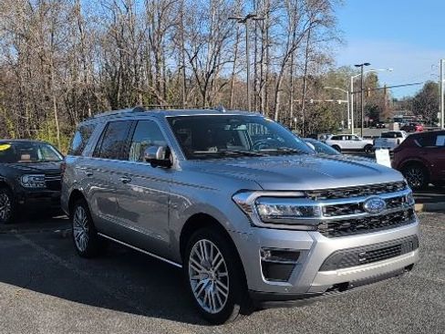 Used 2023 Ford Expedition Limited image 2